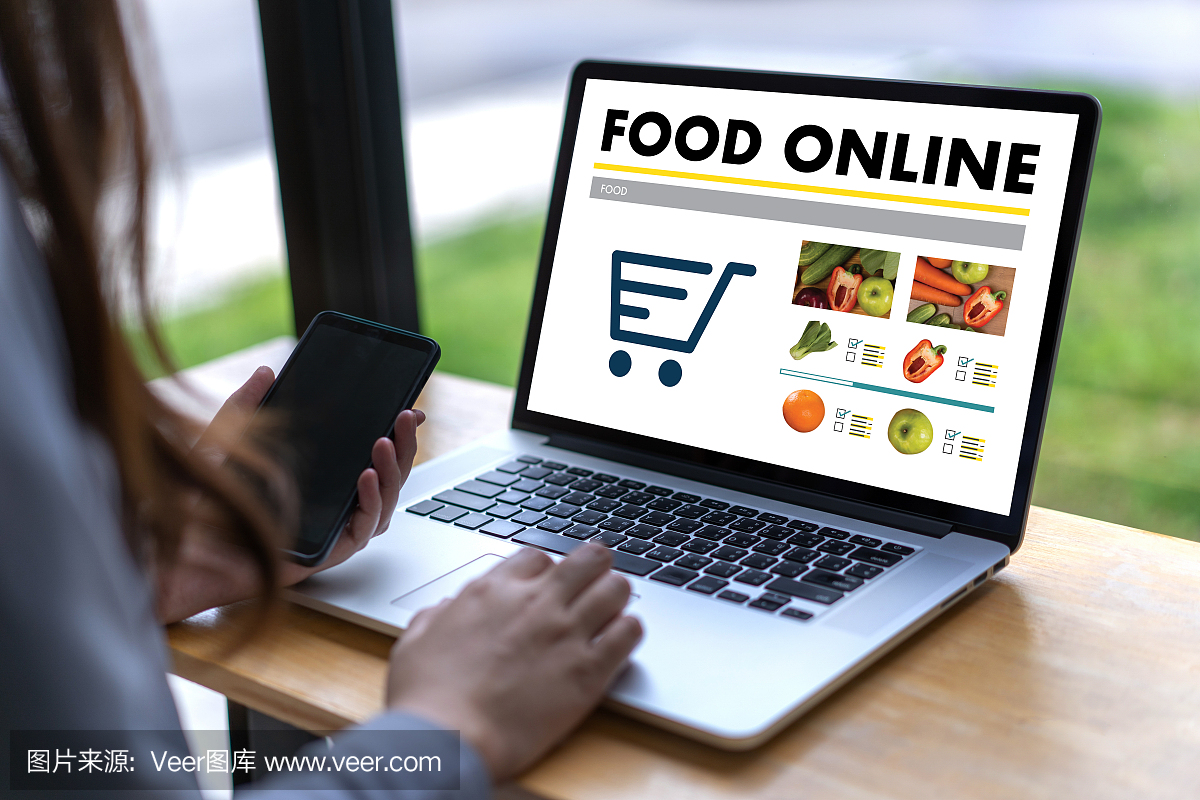 近距离女人在网上订购食物通过互联网概念订购食物